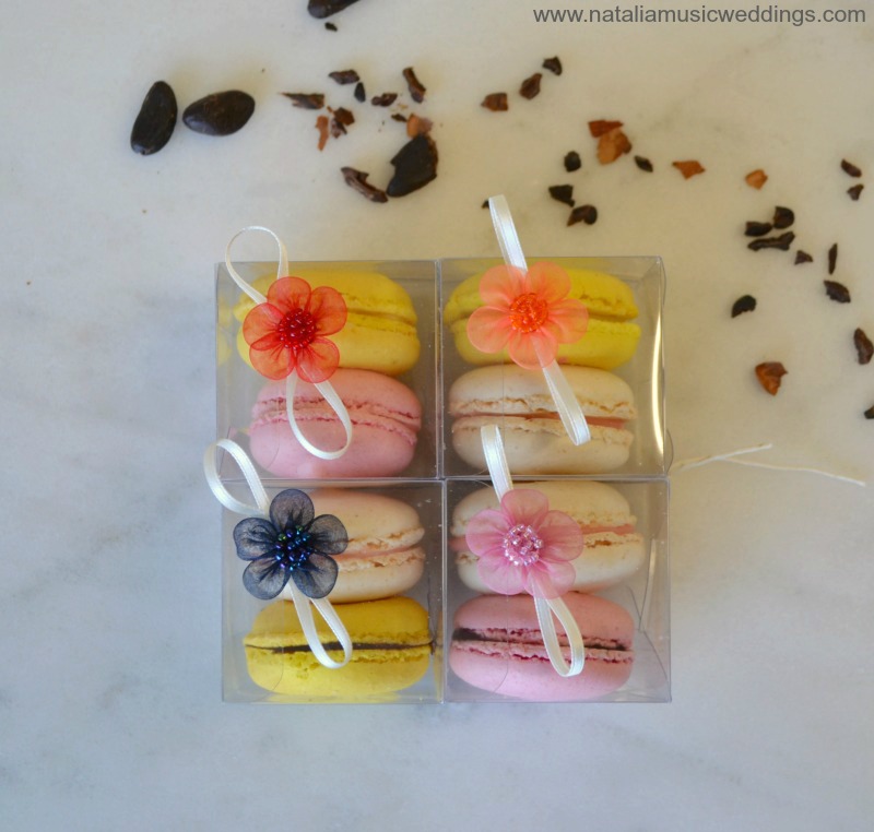 Sweet macarons as favors for your colorful wedding