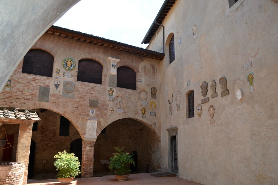 Certaldo Alro indoor courtyard with an open roof - an ideal place to hold a Summer wedding ceremony in Tuscany 