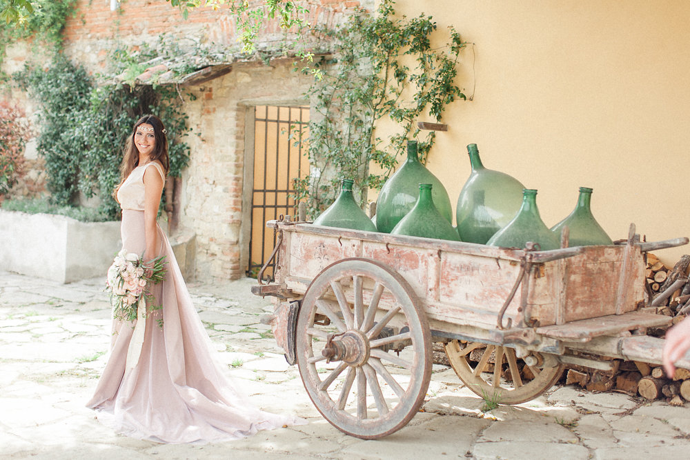 The pre-wedding shoot of this lovely couple took place at the Villa, that for centuries has welcomed visitors from different parts of the world to relax and celebrate love and life in Italy