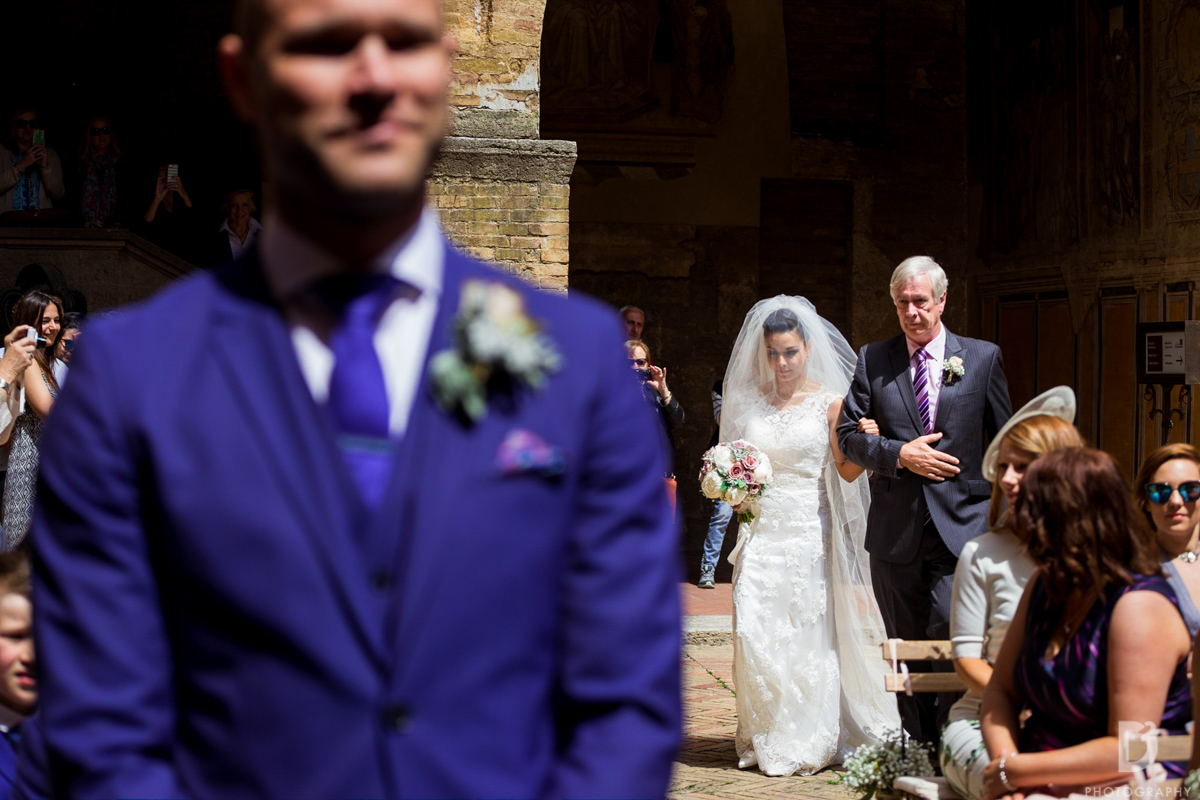 Seconds before the couple first Look - intimate wedding in San Gimignano 