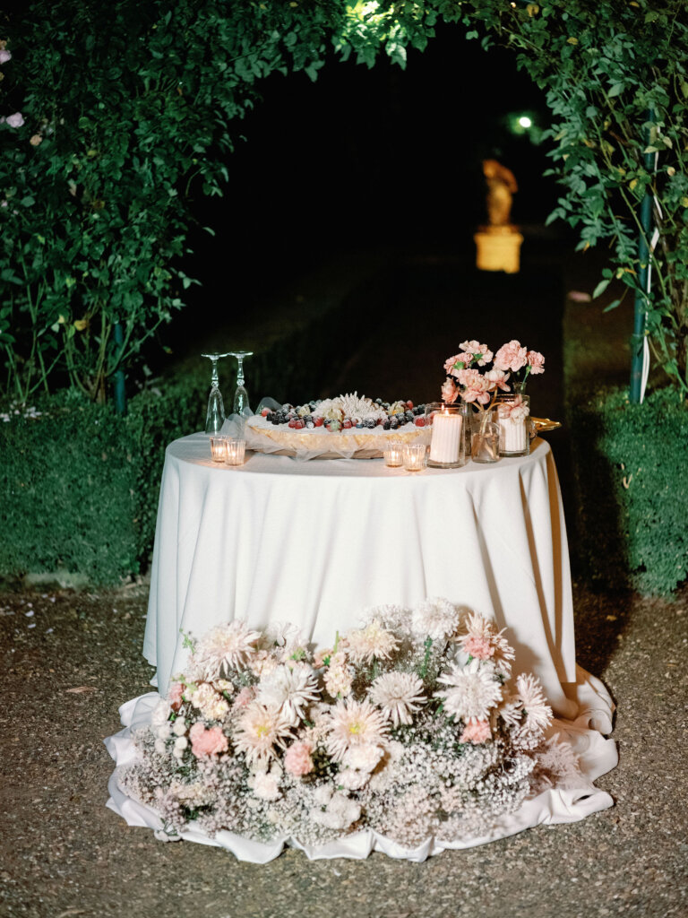 Swooning over this traditional Italian wedding cake