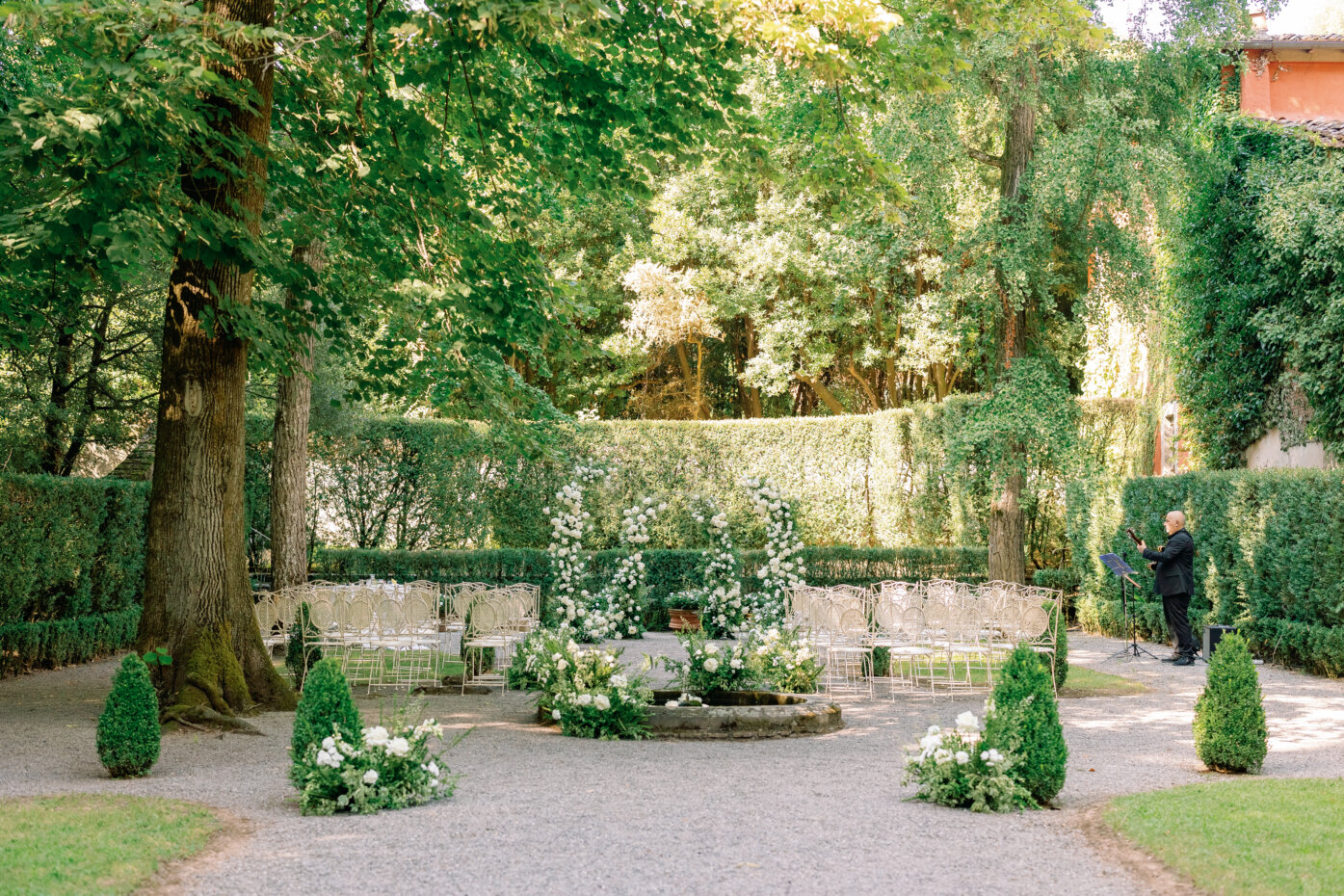 Wedding ceremony in the gardens of villa Grabau - Italian weddings by Natalia